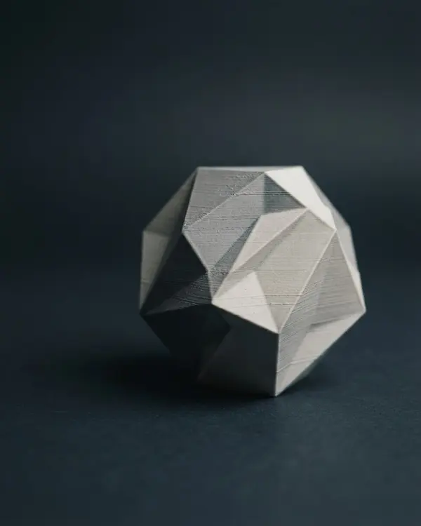 Objeto decorativo geométrico impresso em 3D, em filamento off-white fosco